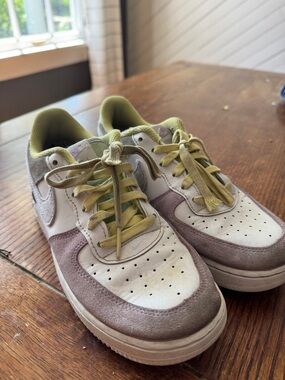 Nike Low-Top Sneakers in White, Taupe & Olive Green